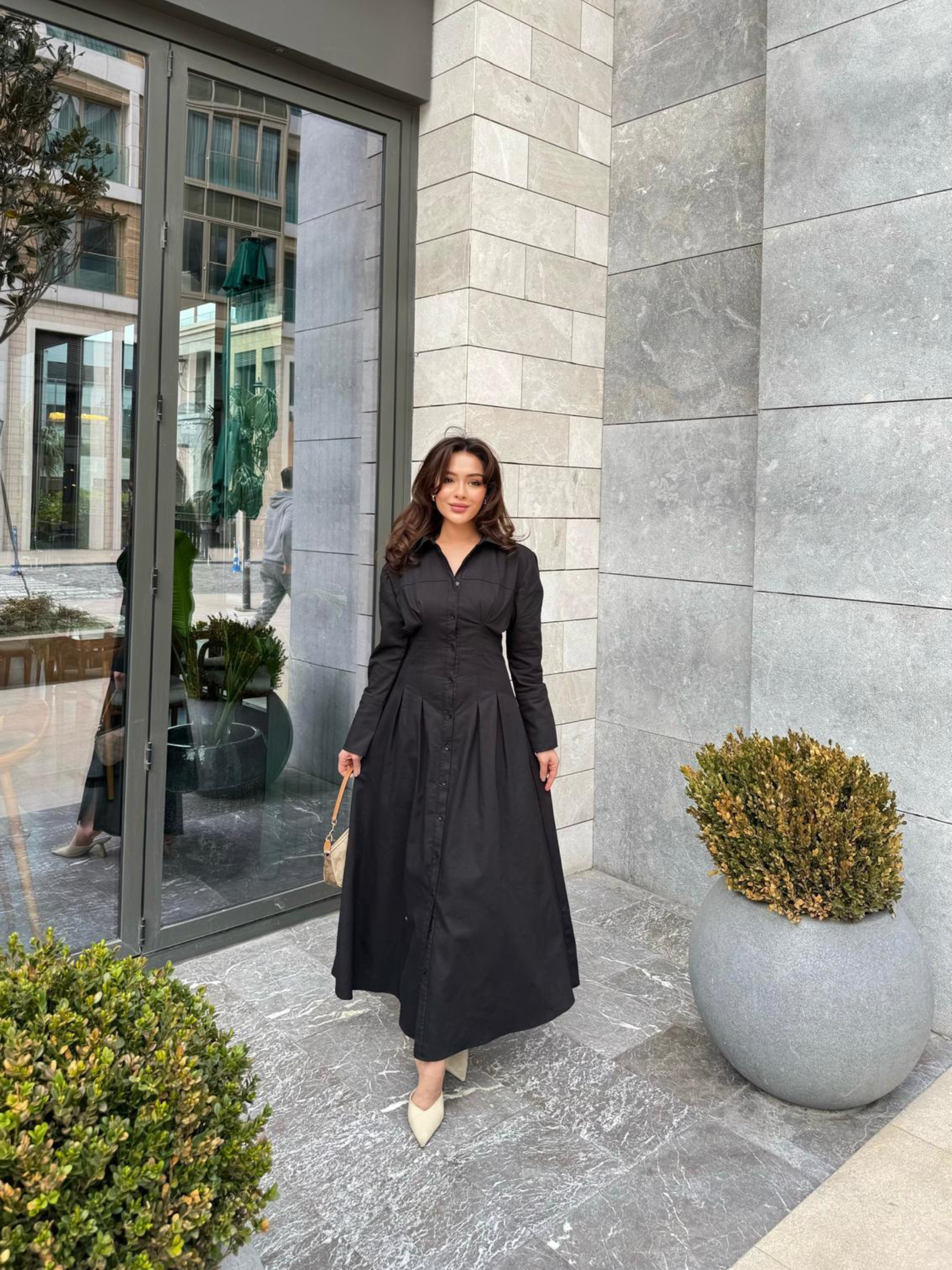 Naïa – Robe Noire à Coupe Évasée