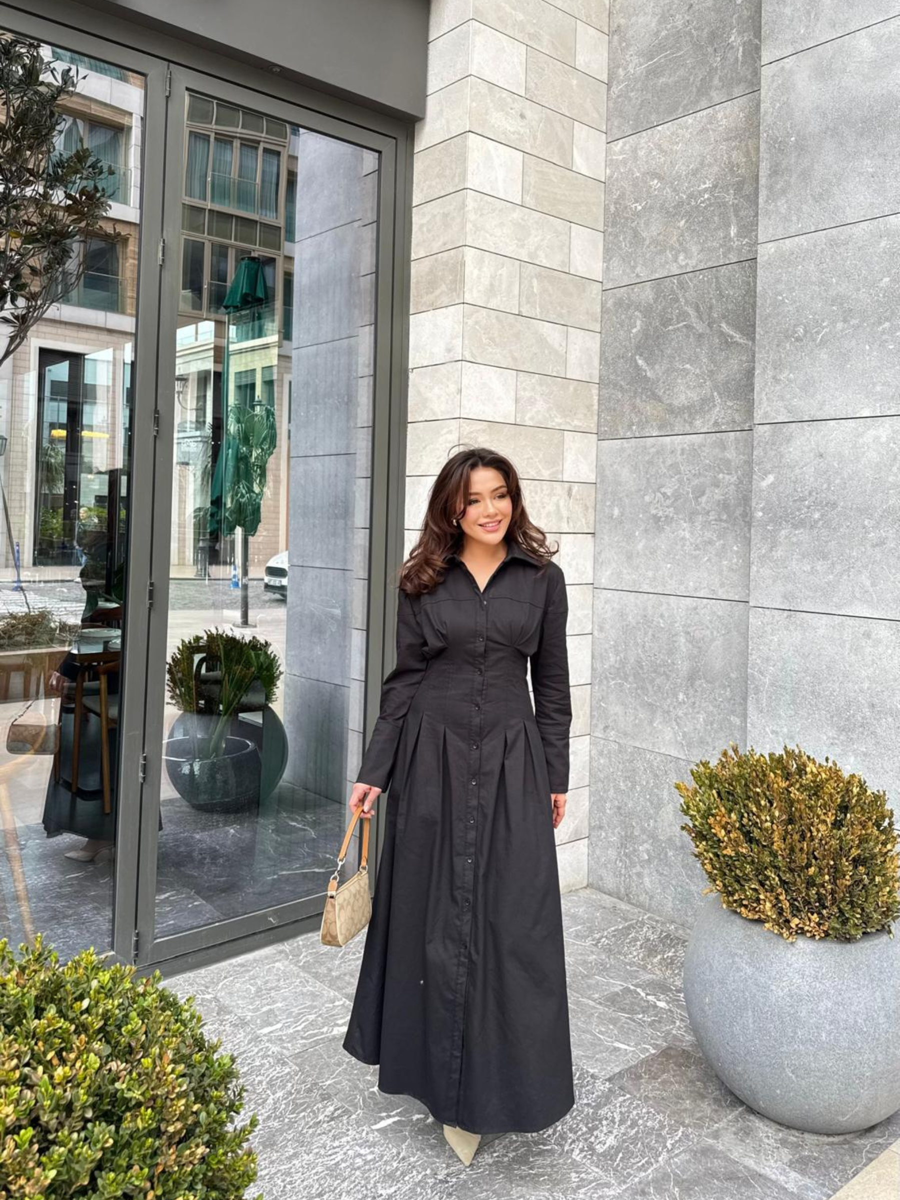Naïa – Robe Noire à Coupe Évasée