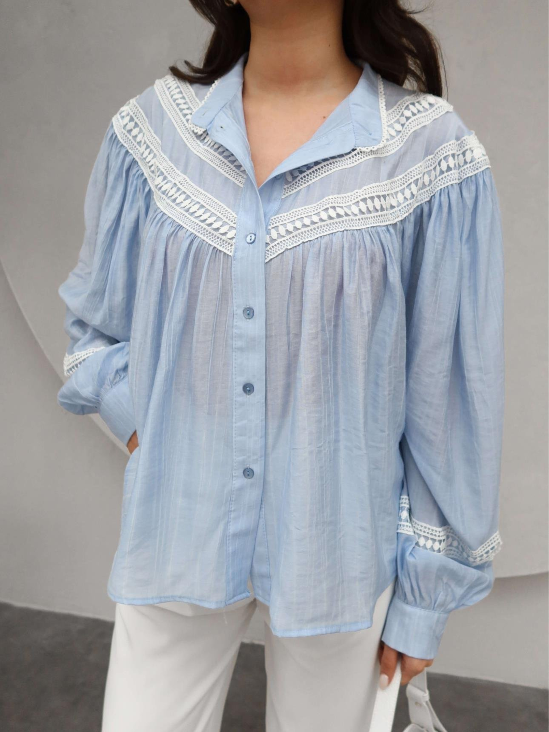 Jana – Blouse Brodée à Col Détail