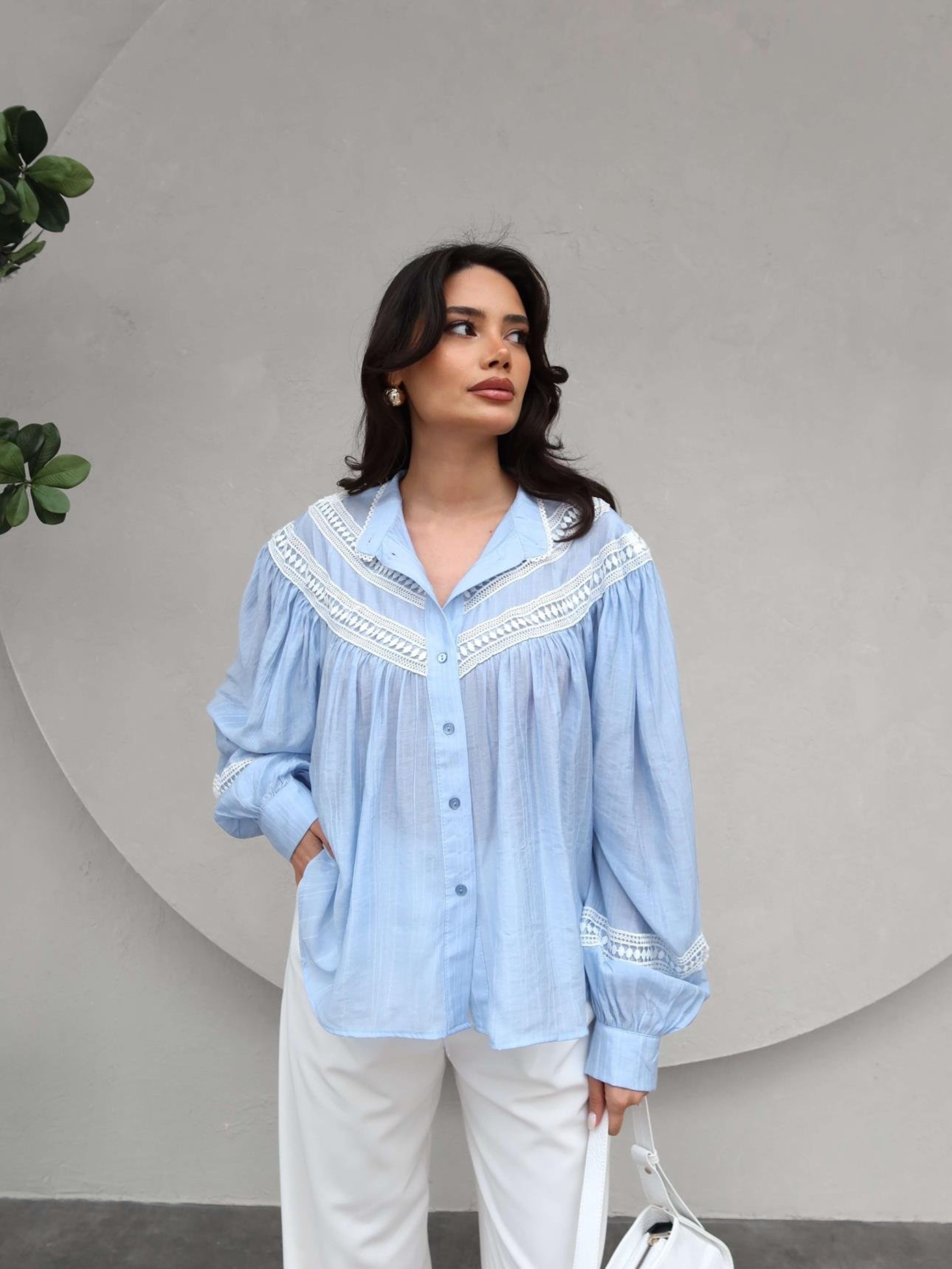 Jana – Blouse Brodée à Col Détail