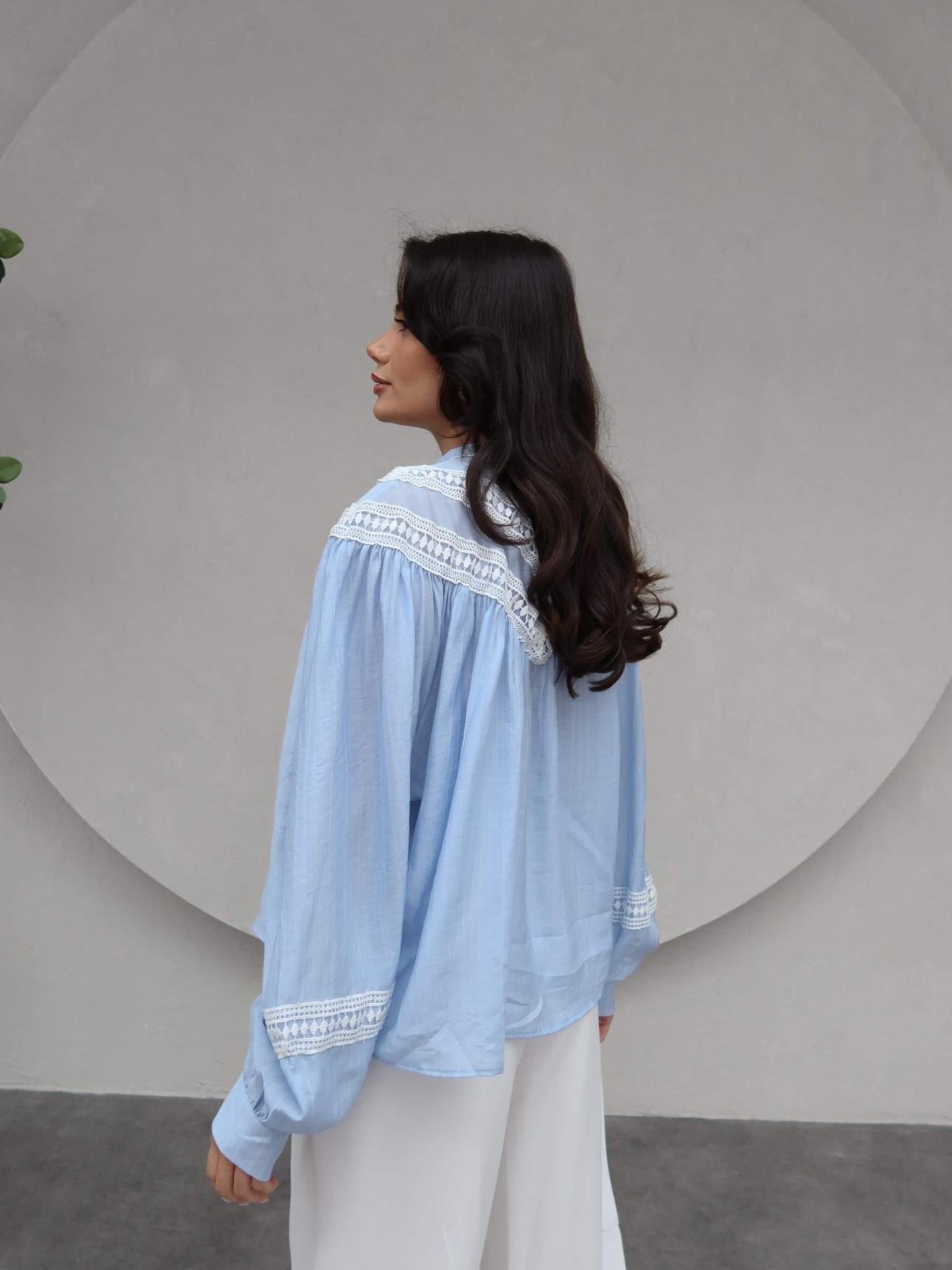 Jana – Blouse Brodée à Col Détail