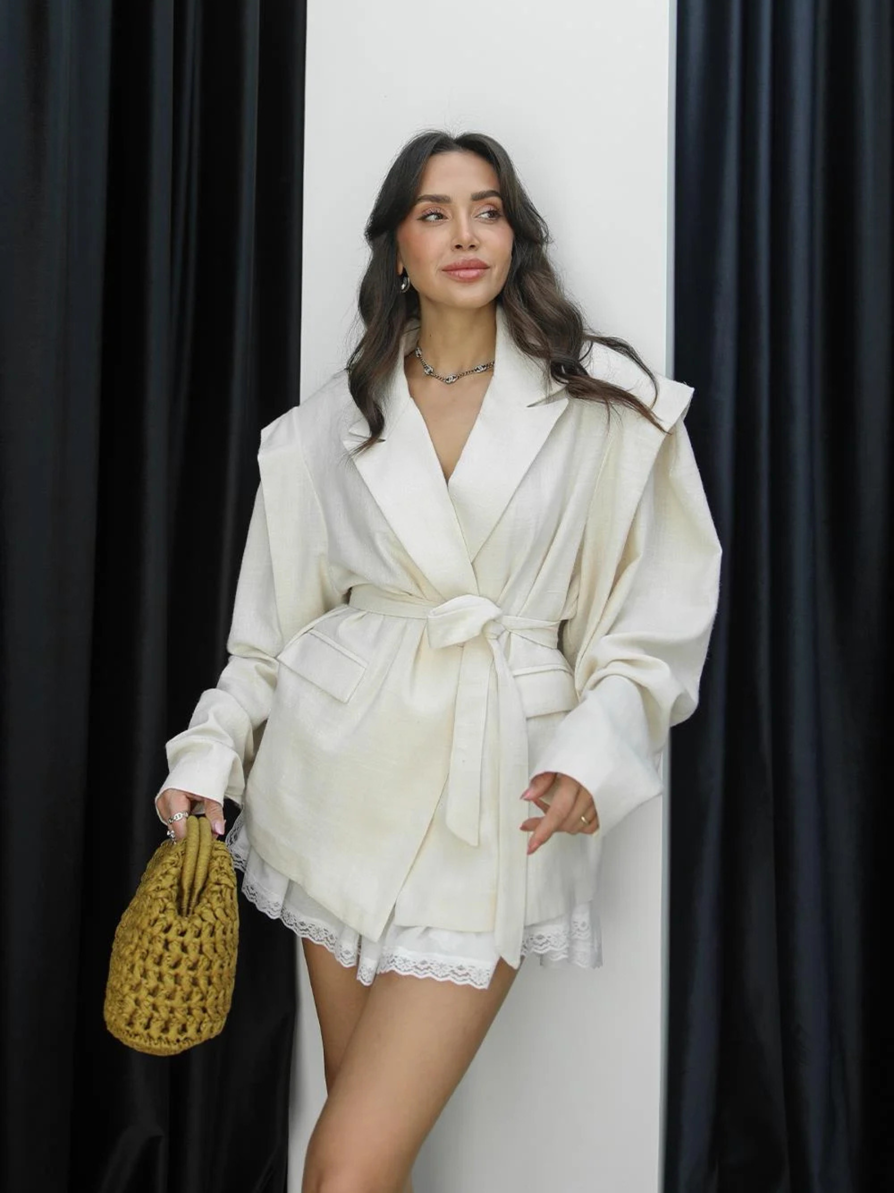 Allure - Blazer Ceinturé à Épaules Structurées