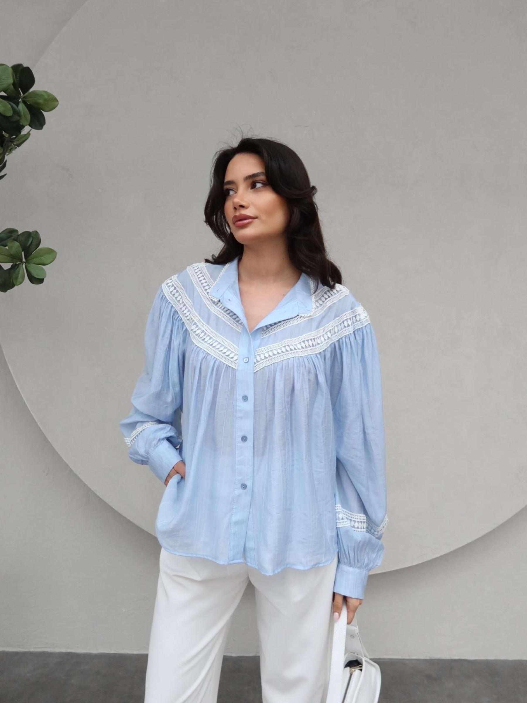 Jana – Blouse Brodée à Col Détail