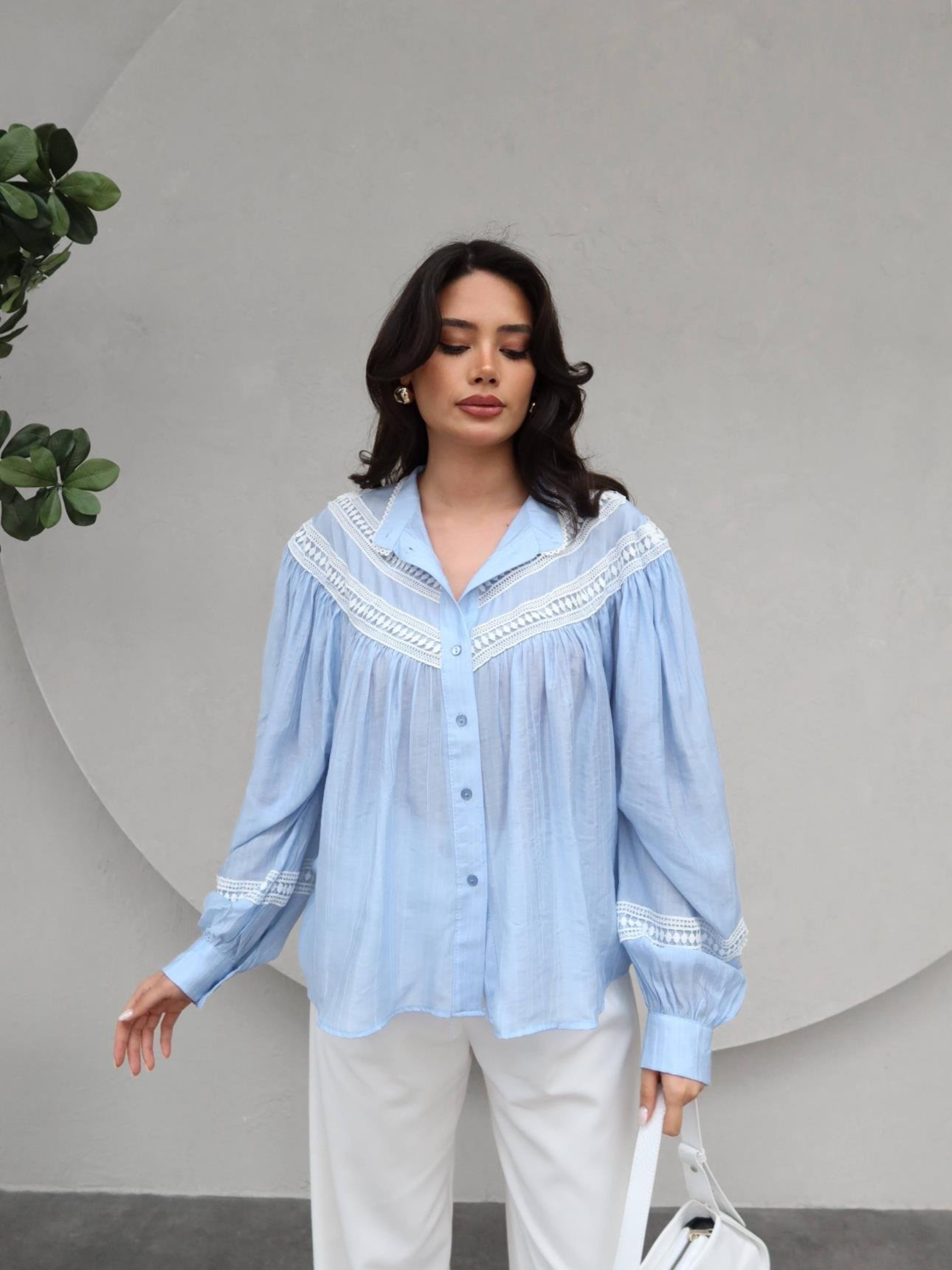 Jana – Blouse Brodée à Col Détail