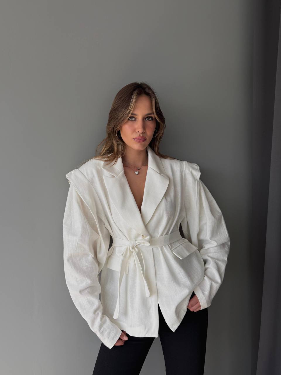 Allure - Blazer Ceinturé à Épaules Structurées