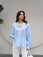 Jana – Blouse Brodée à Col Détail