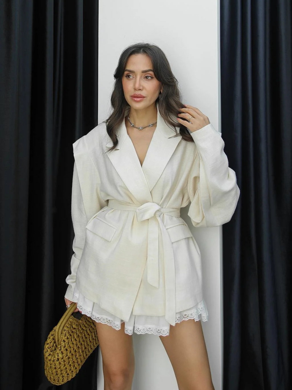 Allure - Blazer Ceinturé à Épaules Structurées