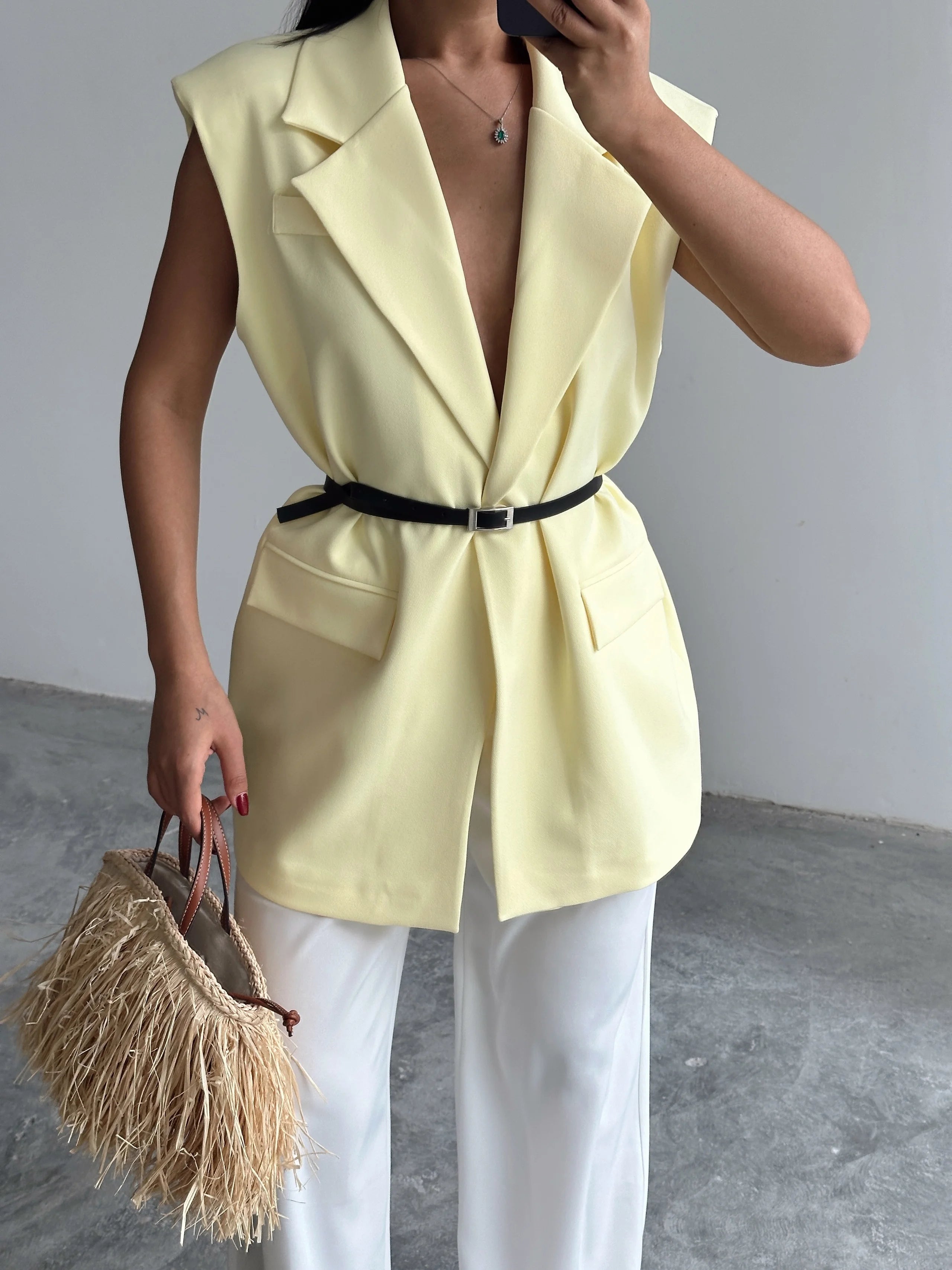 Poppy – Gilet Tailleur Sans Manches Ceinturé