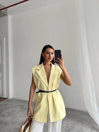 Poppy – Gilet Tailleur Sans Manches Ceinturé