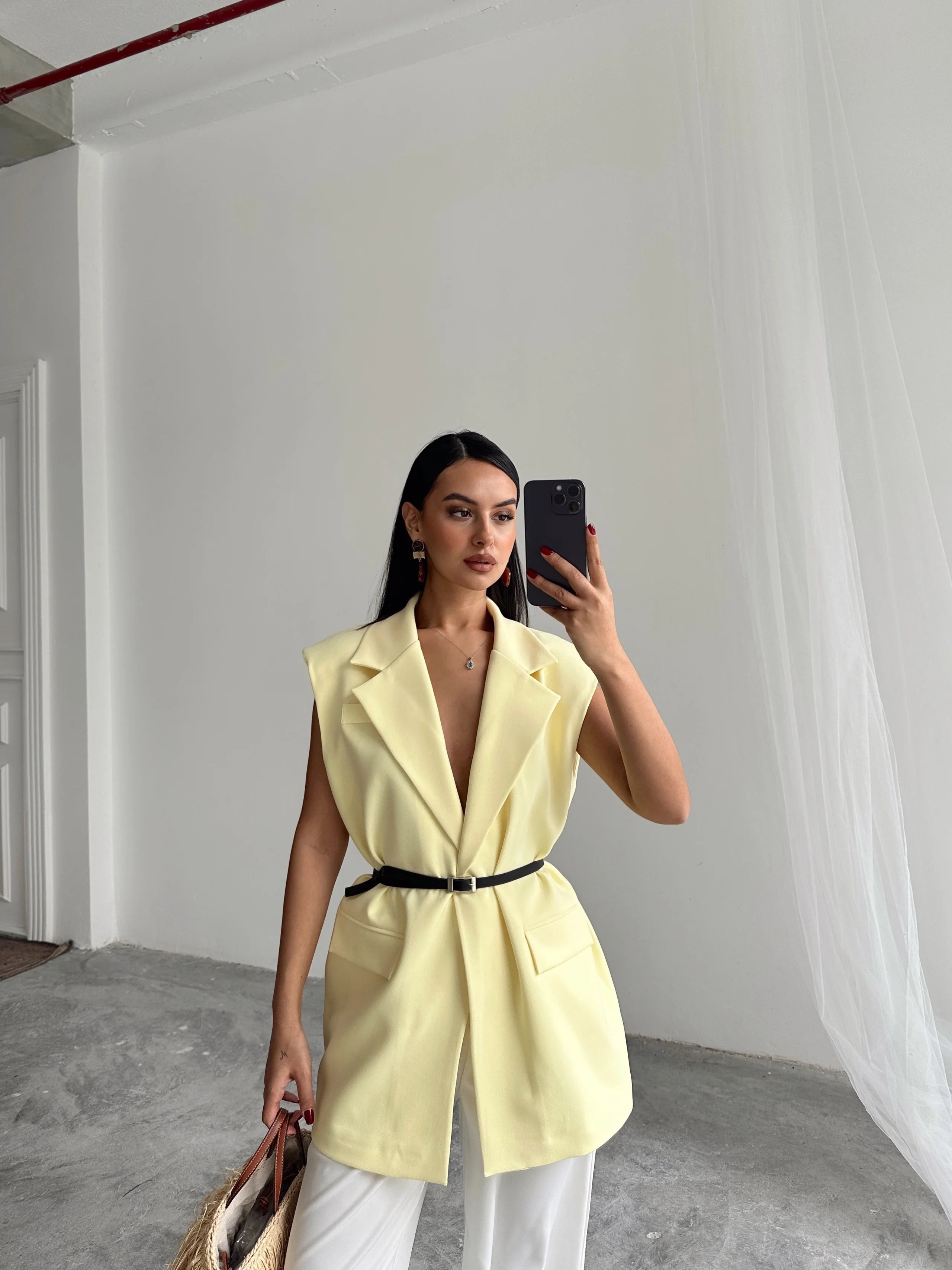 Poppy – Gilet Tailleur Sans Manches Ceinturé