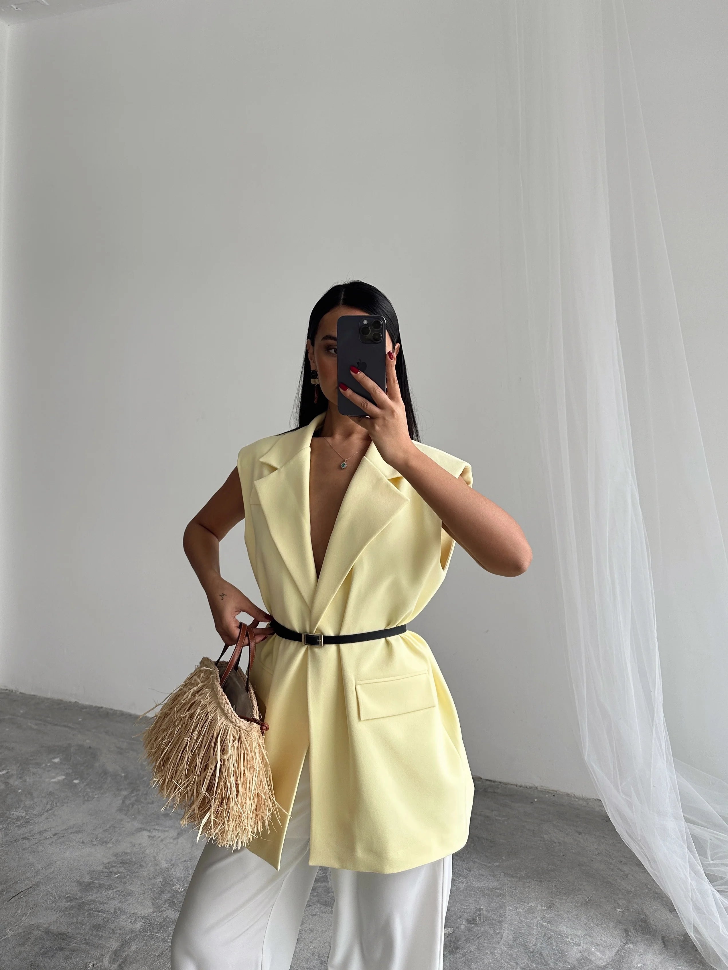 Poppy – Gilet Tailleur Sans Manches Ceinturé